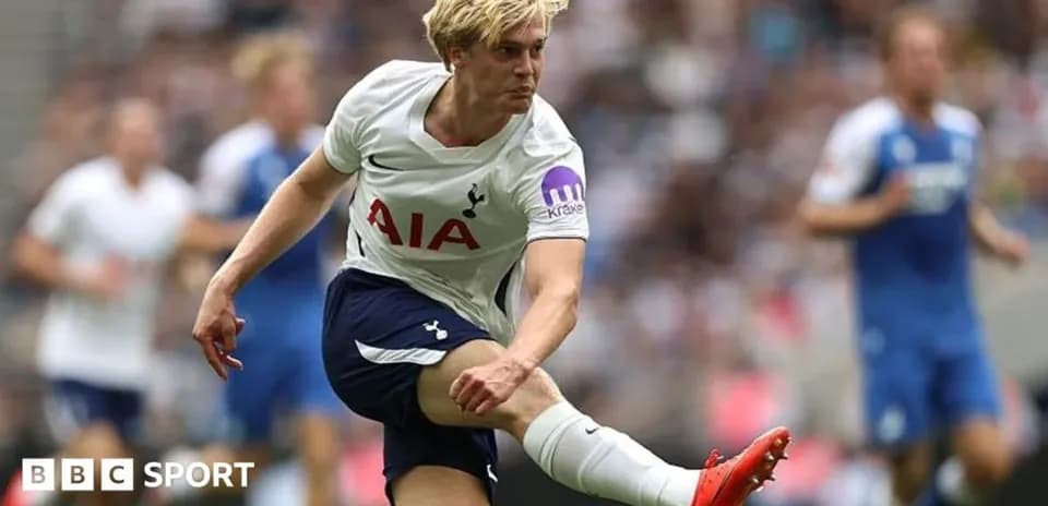 Jugador de Tottenham chutando el balón durante el partido