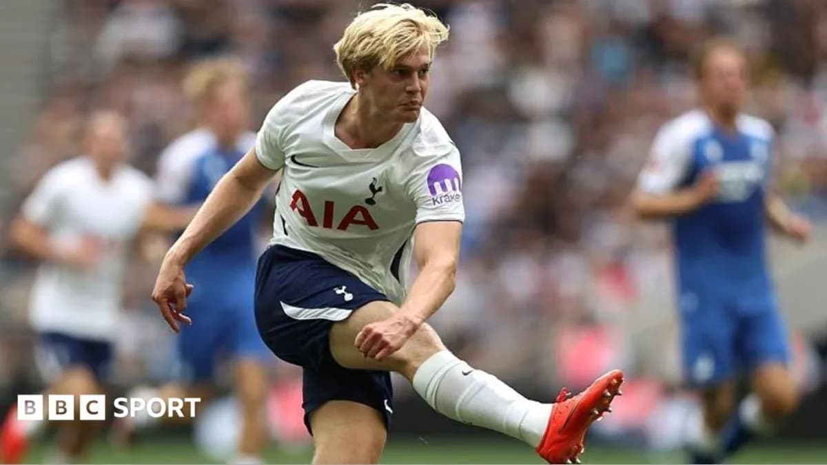 Jugador de Tottenham chutando el balón durante el partido
