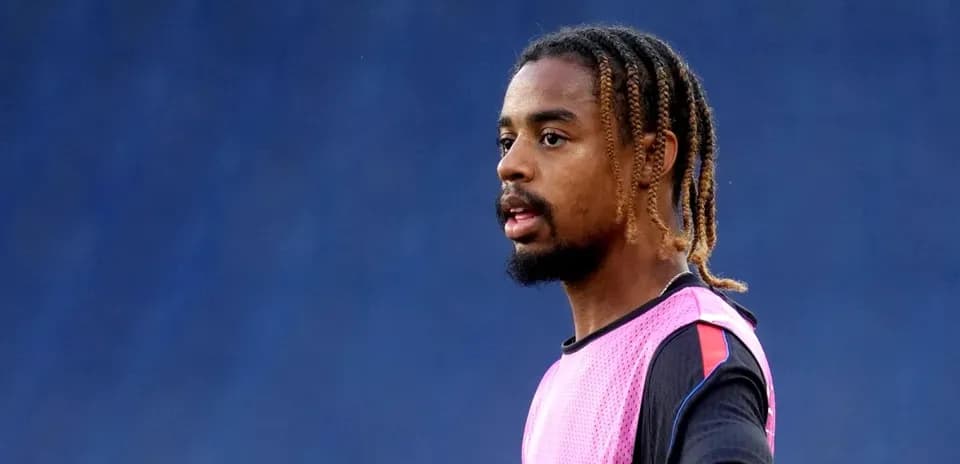 Jugador entrenando con camiseta de calentamiento rosa