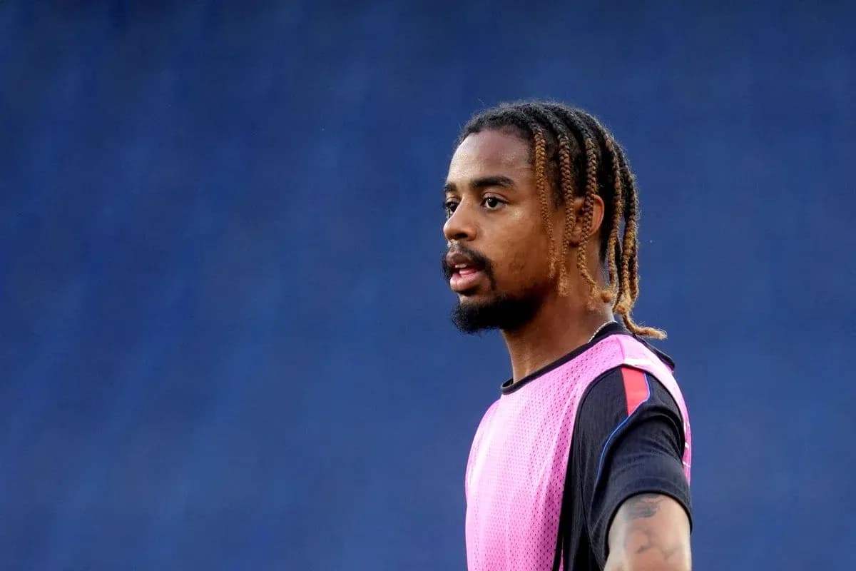 Jugador entrenando con camiseta de calentamiento rosa