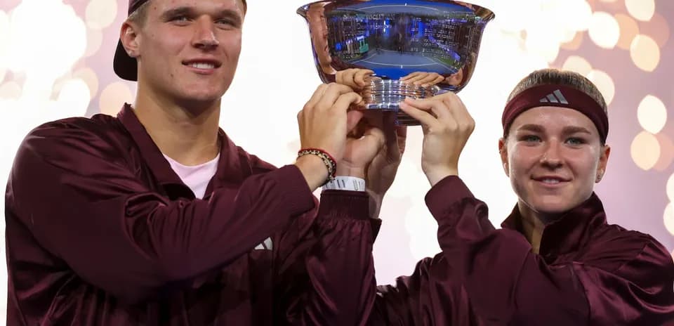 Jugadores levantando trofeo tras ganar torneo