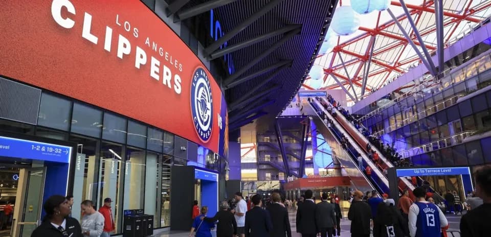 Aglomeración de personas en el estadio de los Clippers