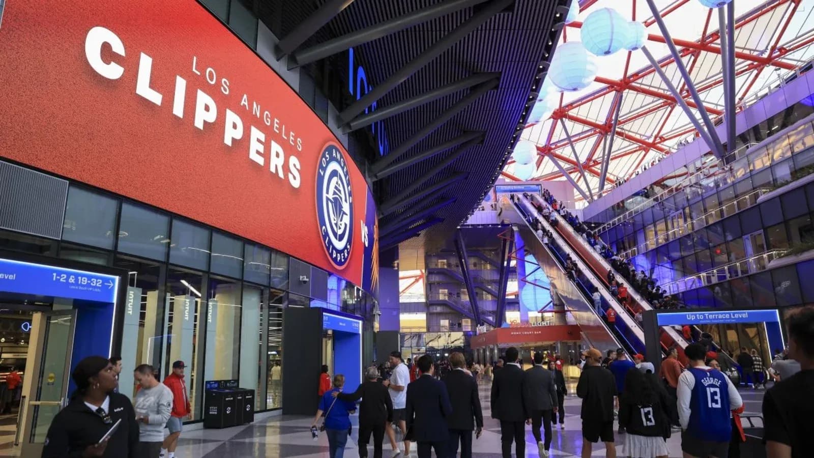Aglomeración de personas en el estadio de los Clippers