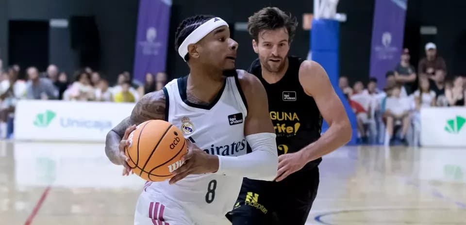 Jugador de baloncesto driblando con balón en la cancha
