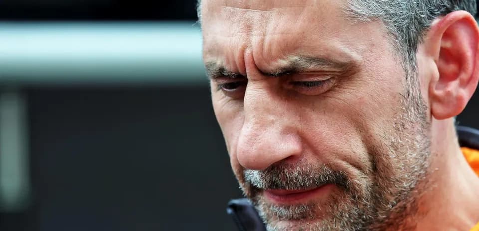 Entrenador mirando hacia abajo en la pista