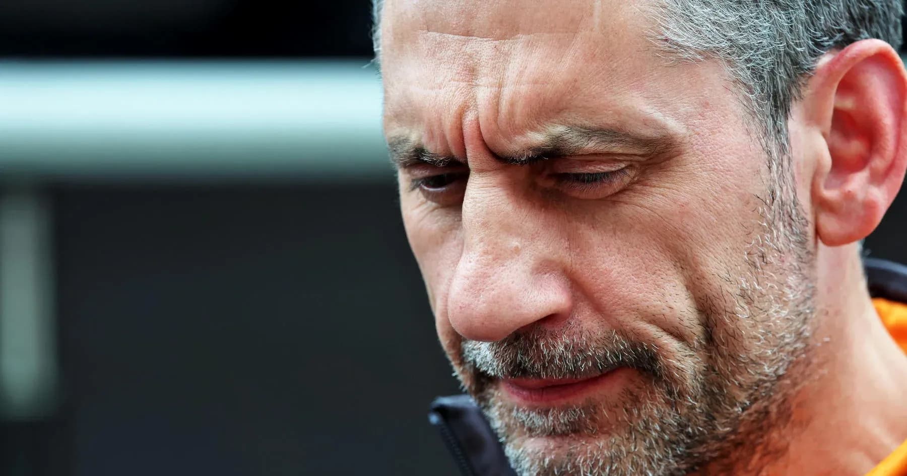 Entrenador mirando hacia abajo en la pista