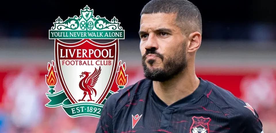 Jugador de fútbol con escudo de Liverpool detrás