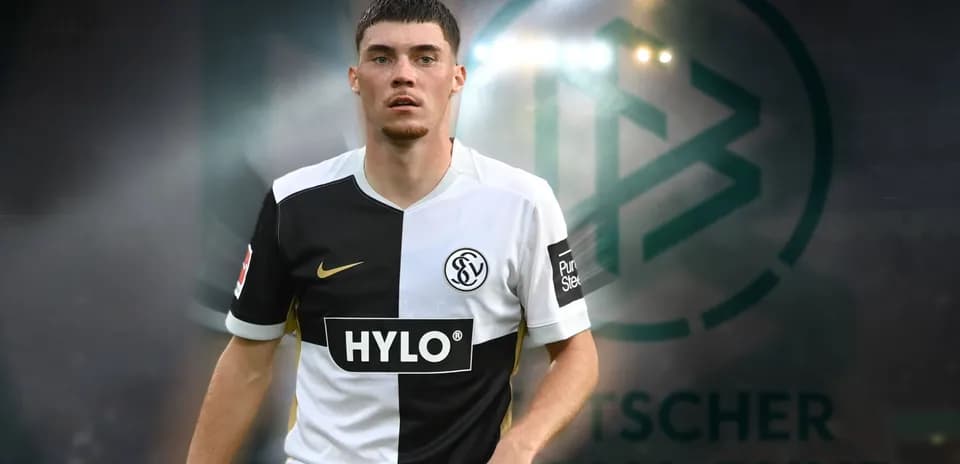 Jugador en uniforme de fútbol frente al logotipo de la DFB