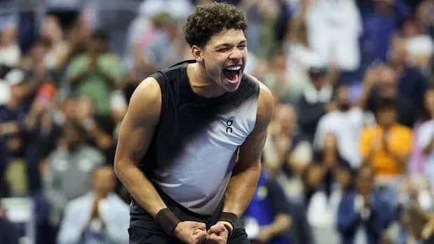 Jugador celebrando victoria en torneo de tenis