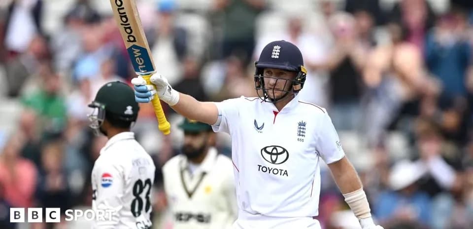Bateador de Inglaterra celebra después de anotar una carrera