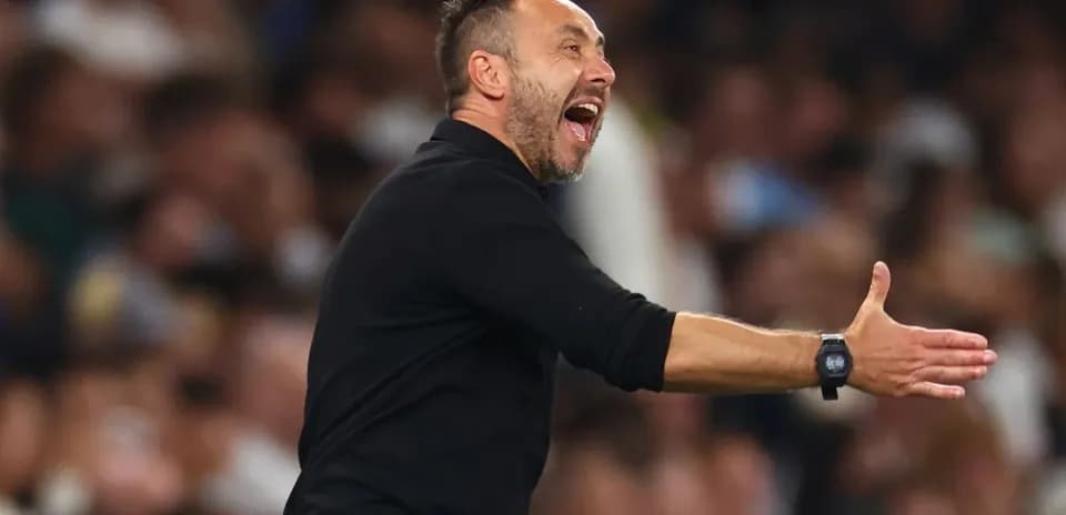 Entrenador dirigiendo al equipo durante el partido