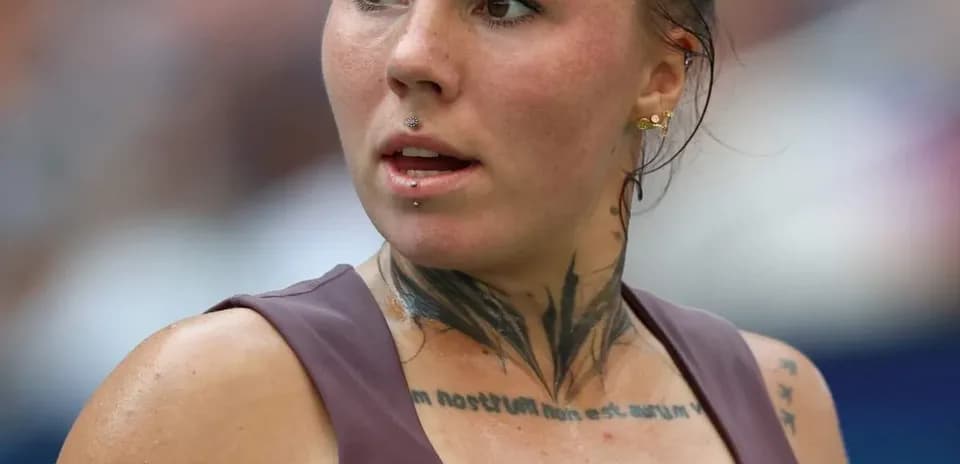 Atleta con tatuajes y piercings en la piel