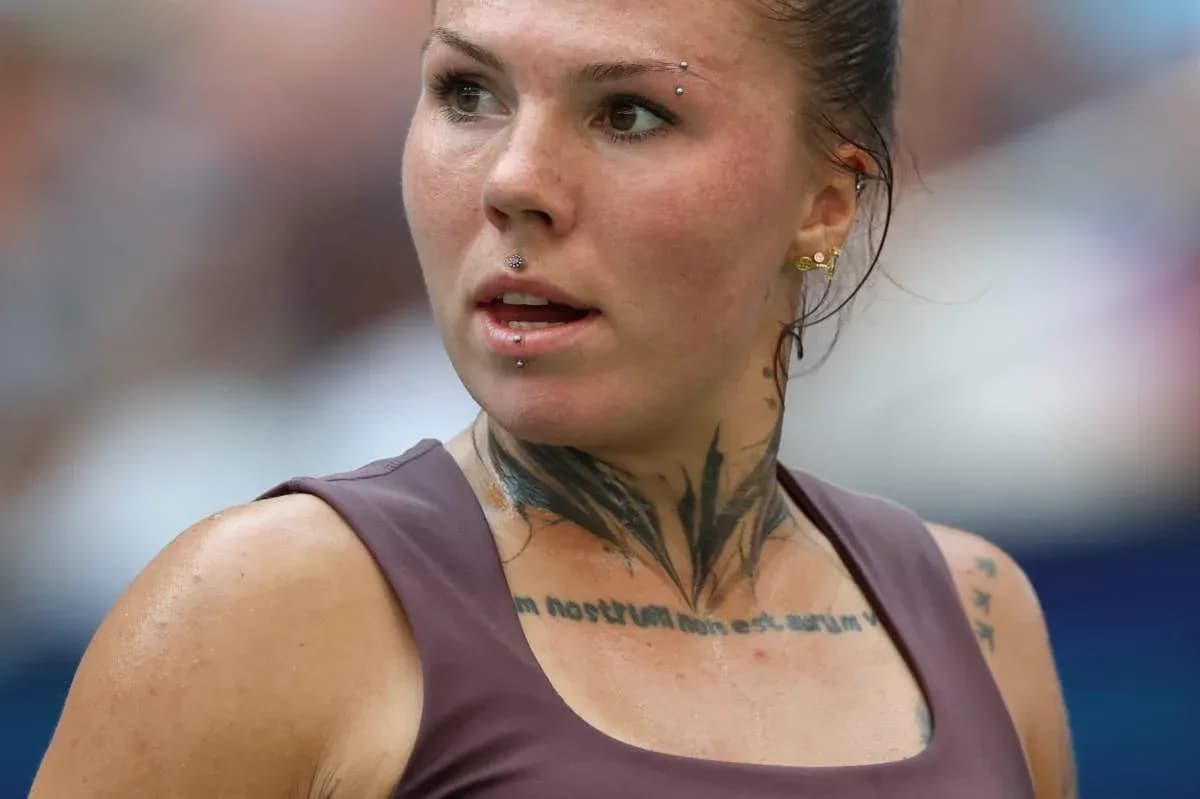 Atleta con tatuajes y piercings en la piel