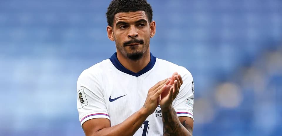 Jugador aplaudiendo en campo de fútbol