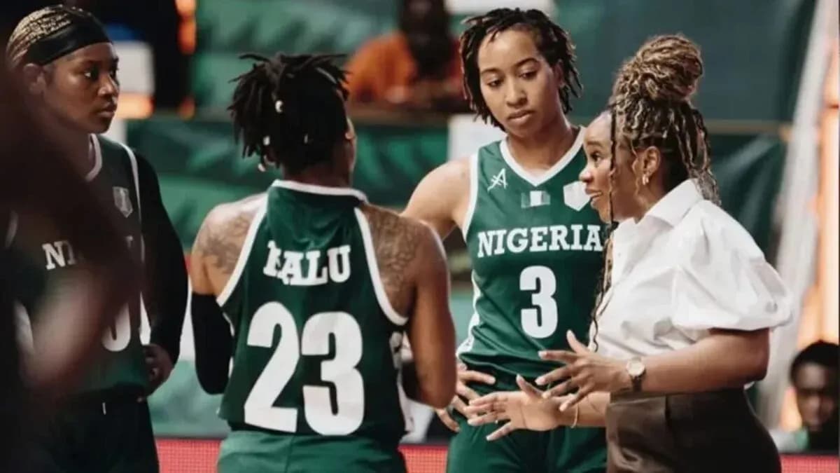 Entrenadora hablando con jugadoras del equipo Nigeria