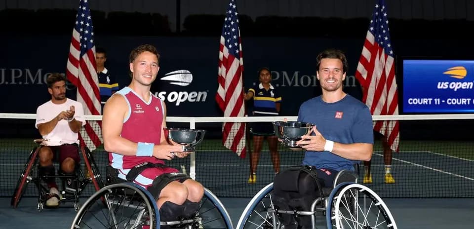 Jugadores en silla de ruedas con trofeos en US Open