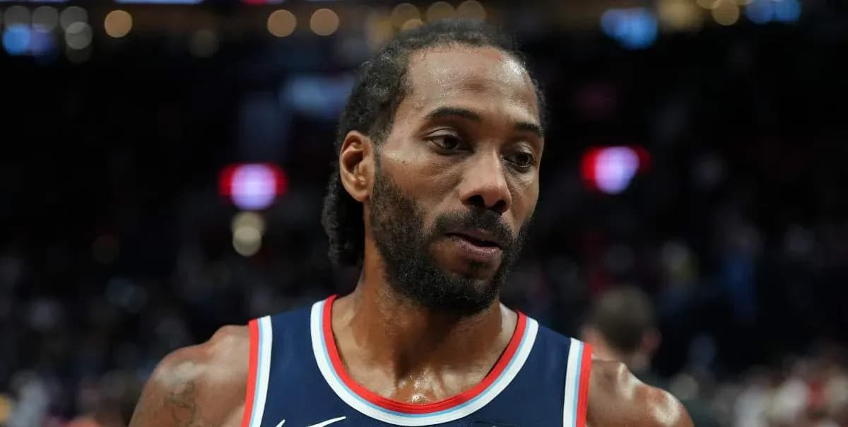 Jugador de baloncesto en la cancha después del partido