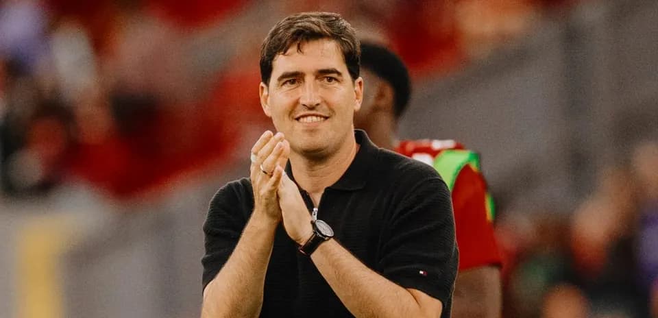 Entrenador aplaudiendo en el banquillo del estadio
