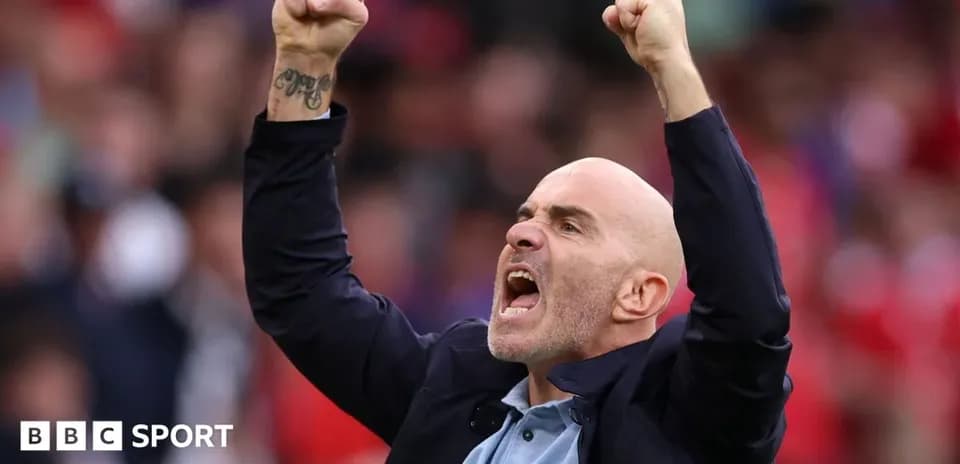 Entrenador celebrando con los puños en alto