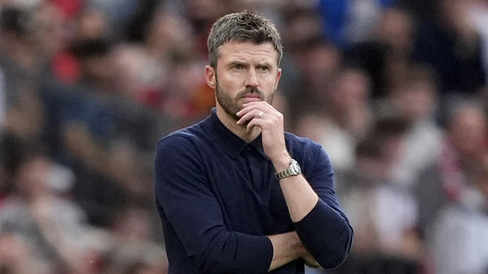 Entrenador observando el juego durante un partido