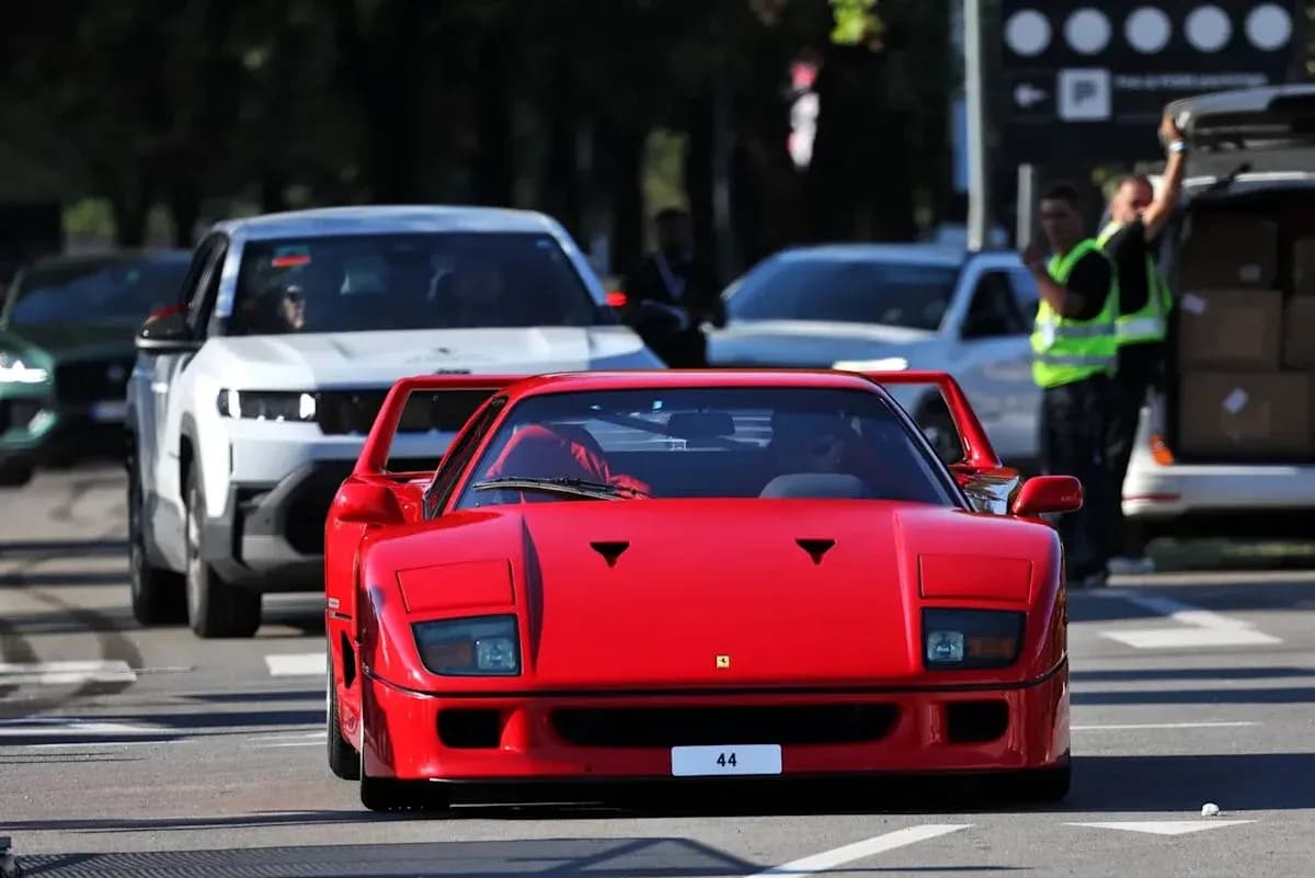 Ferrari roja en tráfico con otros vehículos