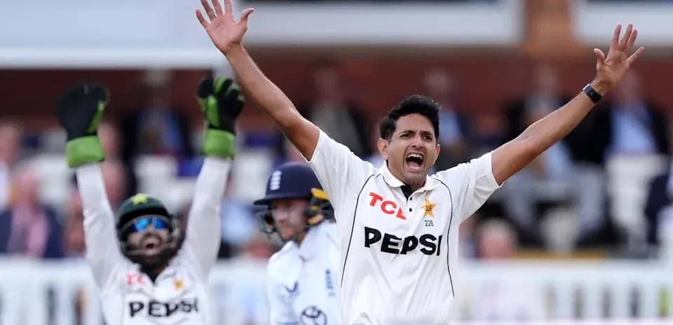 Jugando de cricket, jugador reclamando un wicket
