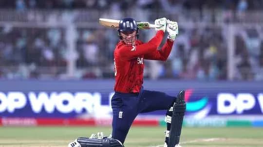 Jugador de cricket bateando en un partido