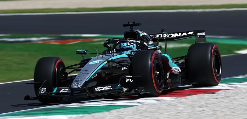 Coche de Fórmula 1 en curva durante una carrera
