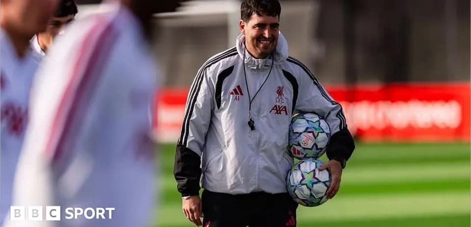 Entrenador de Liverpool sosteniendo balones de fútbol