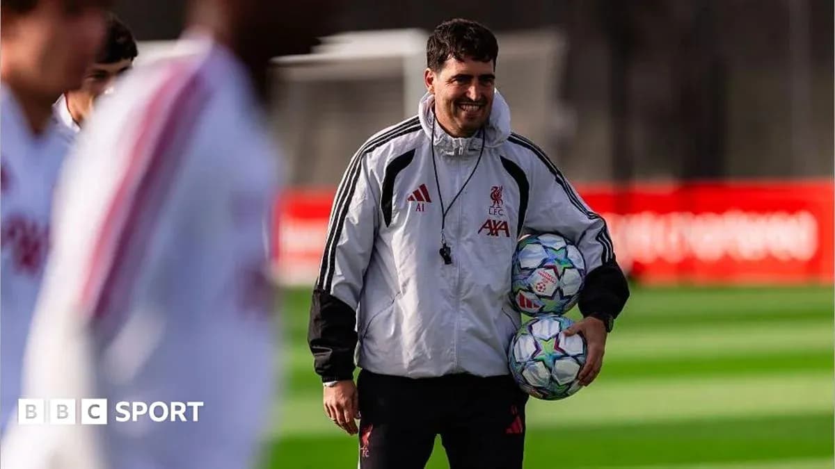 Entrenador de Liverpool sosteniendo balones de fútbol