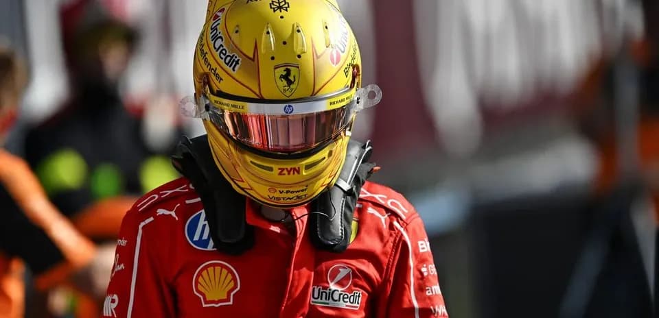 Piloto de Fórmula 1 con casco y traje de Ferrari