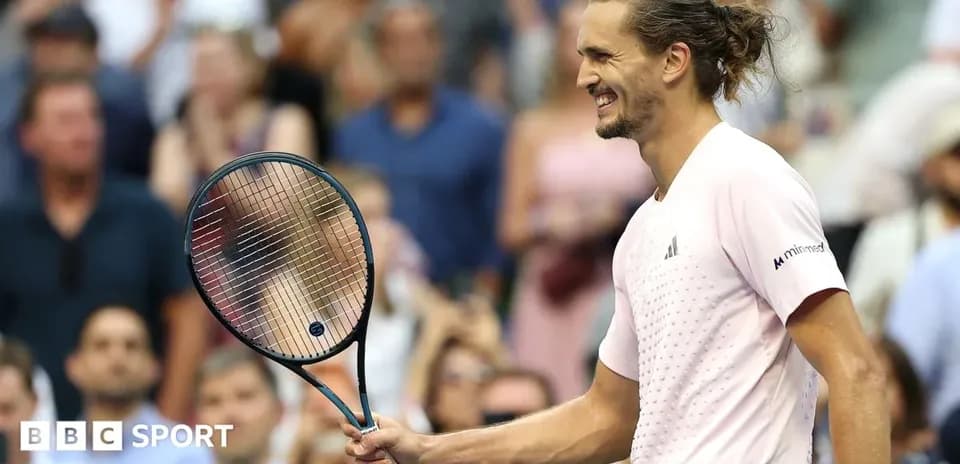 Jugador de tenis sonriendo con raqueta en mano