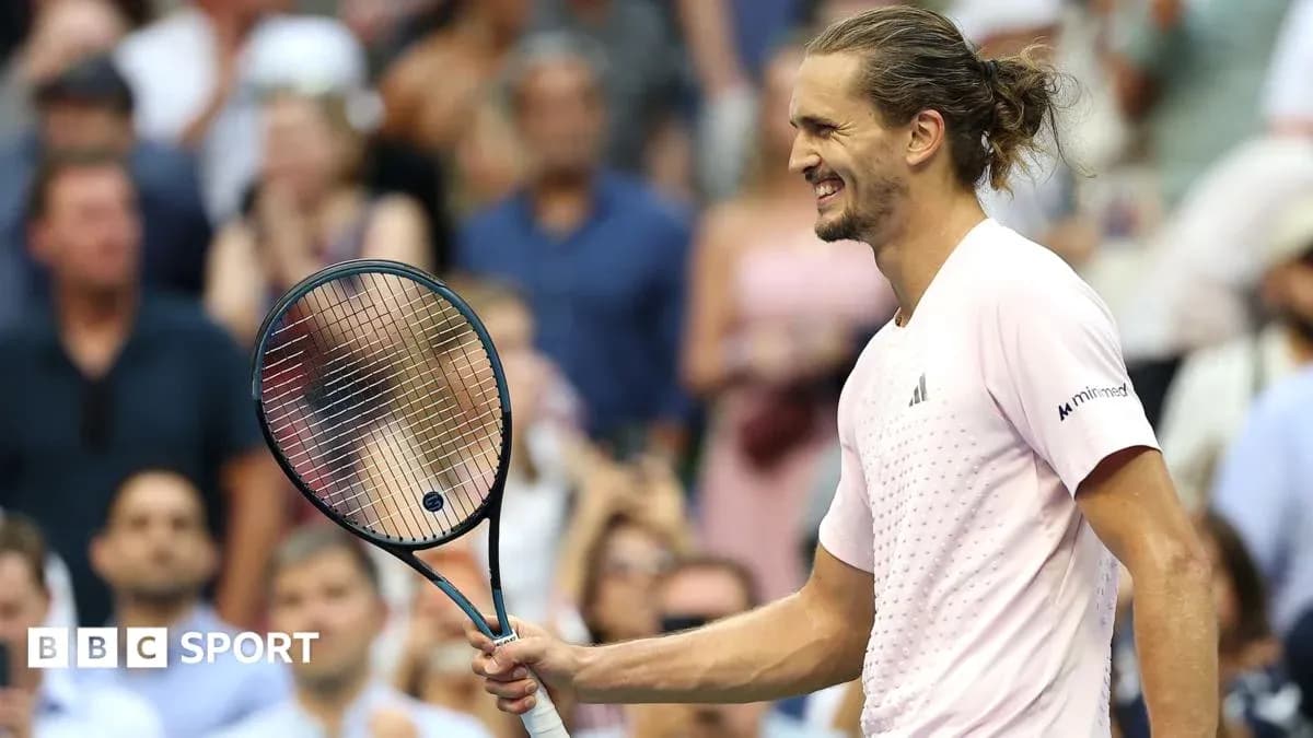 Jugador de tenis sonriendo con raqueta en mano
