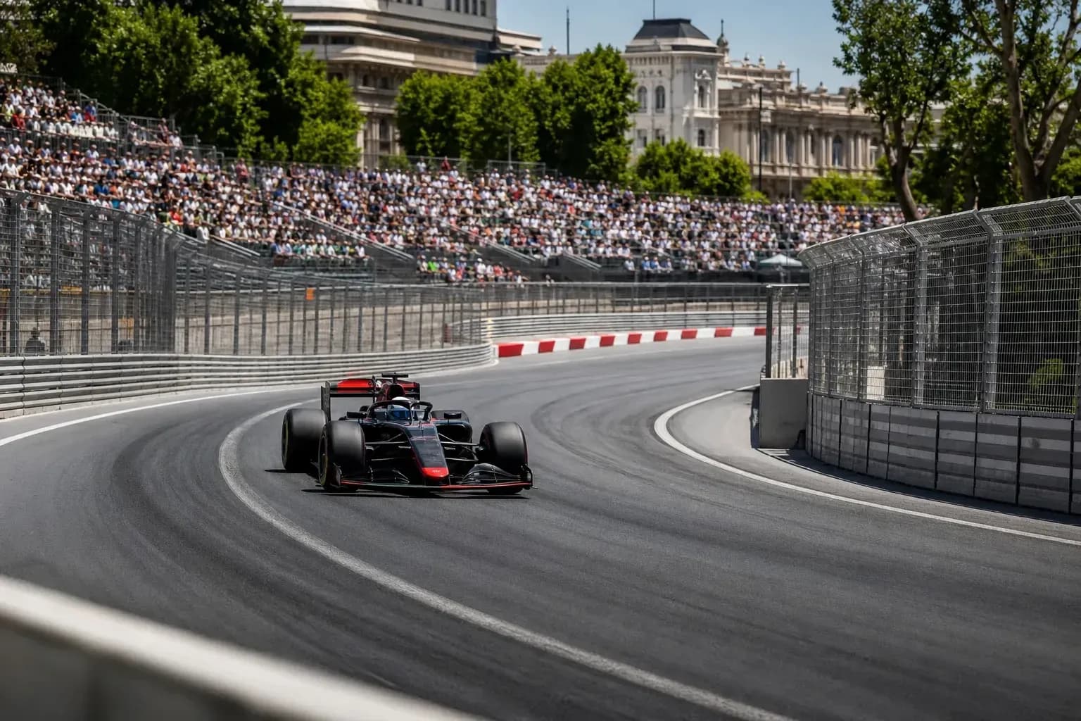 Coche de Fórmula 1 tomando una curva en circuito