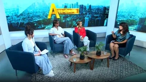 Cuatro personas conversando en un set de televisión