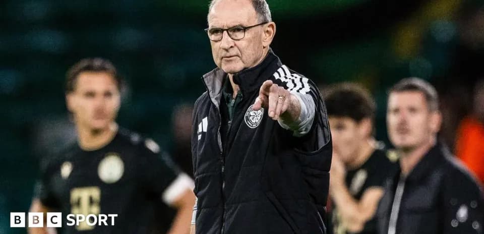 Entrenador dirigiendo a su equipo durante el partido