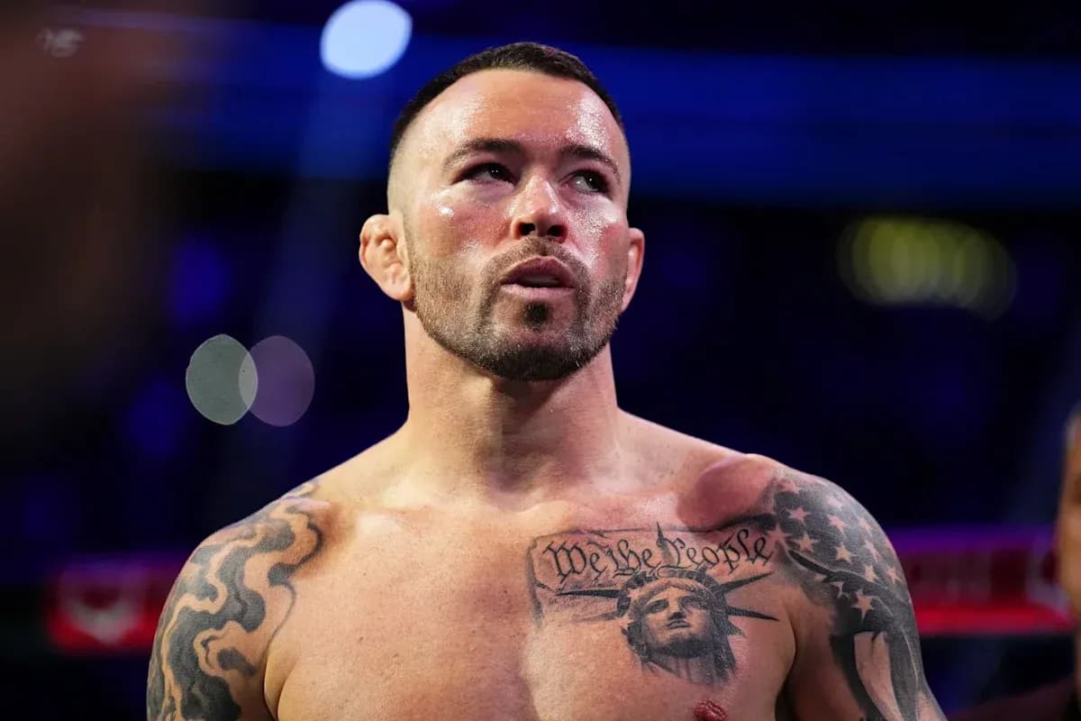 Luchador en el ring con tatuajes visibles