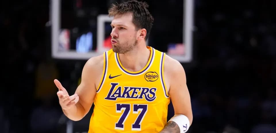 Jugador de los Lakers gesticulando en la cancha