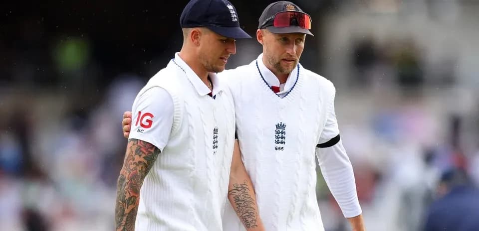 Dos jugadores de cricket caminando juntos en el campo