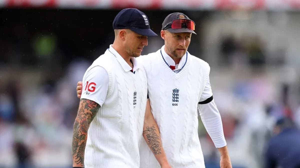 Dos jugadores de cricket caminando juntos en el campo