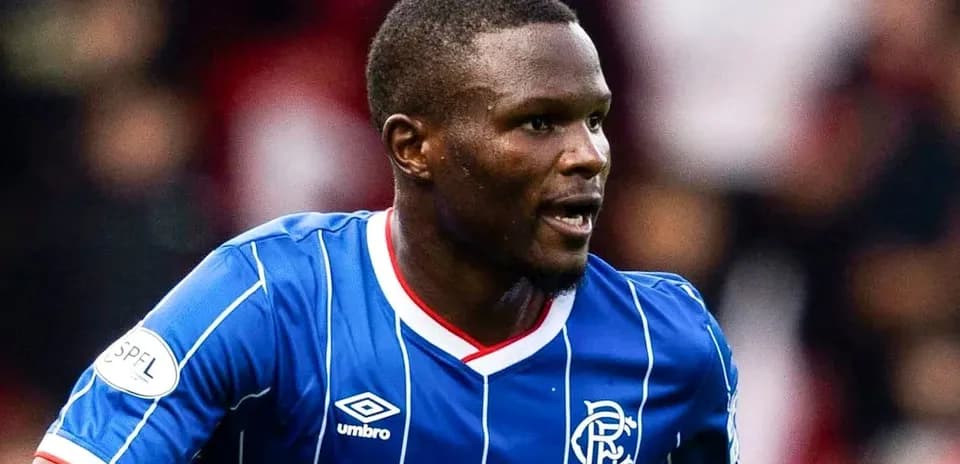 Jugador de Rangers corriendo con balón en el campo