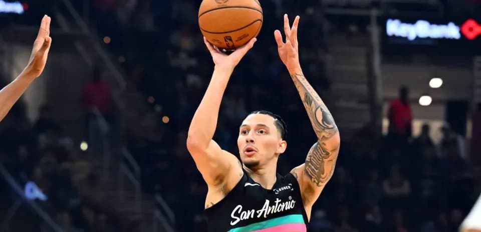 Jugador de baloncesto lanzando el balón en juego