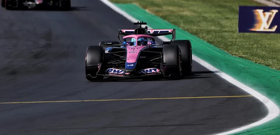 Coche de Fórmula 1 compitiendo en la pista