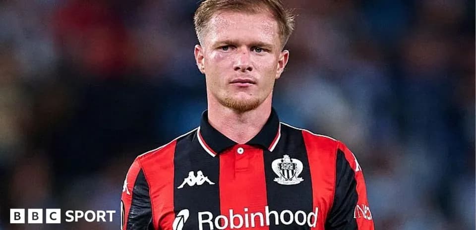 Jugador de fútbol con camiseta de Newcastle United