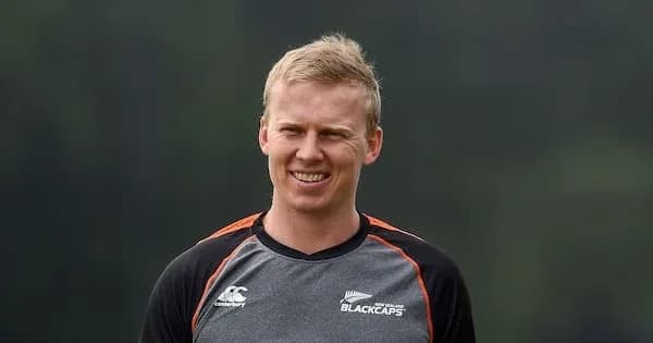Jugador de cricket sonriendo en entrenamiento