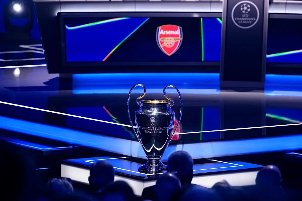 Trofeo de la Liga de Campeones con logo de Arsenal