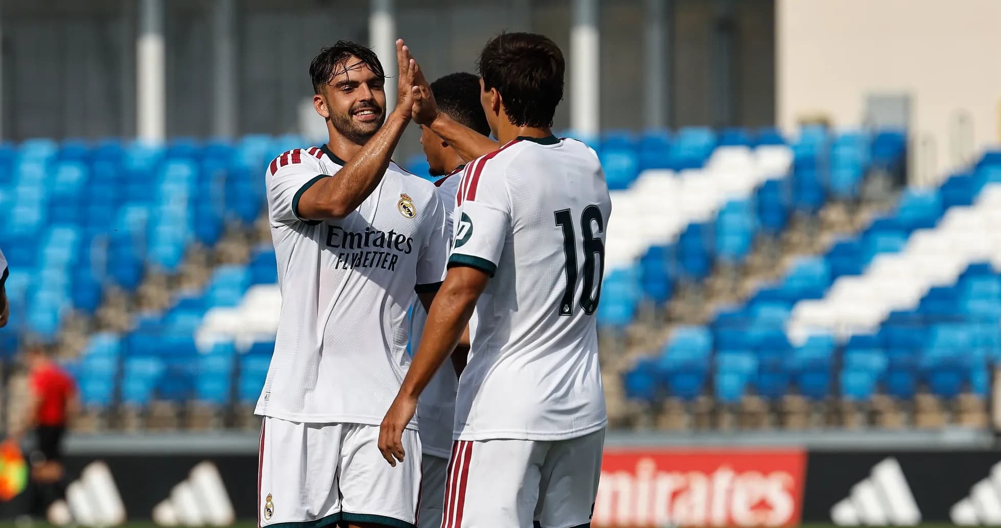 Jugadores del Real Madrid celebrando un gol juntos