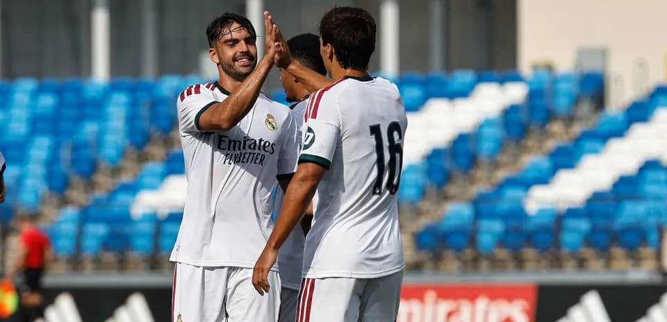 Jugadores del Real Madrid celebrando un gol juntos