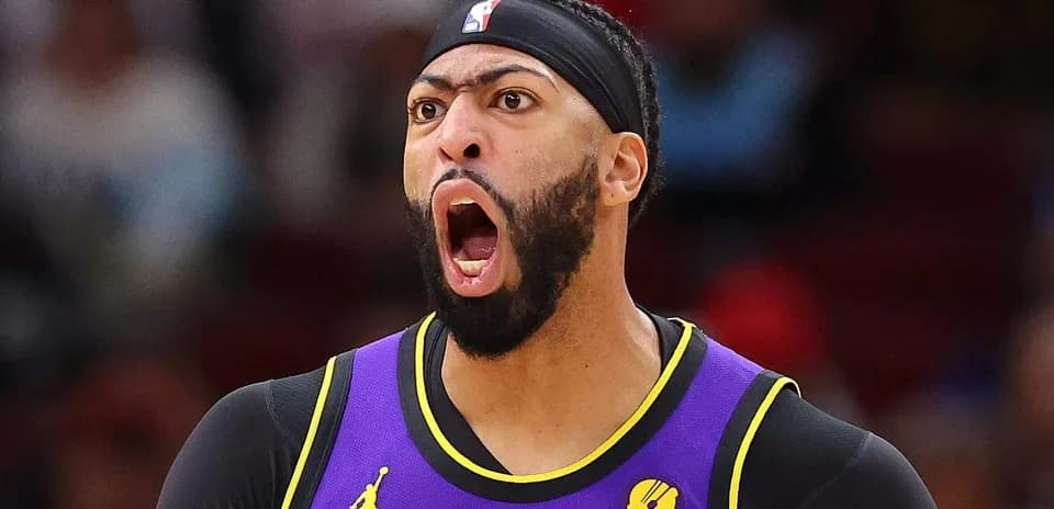 Jugador de baloncesto celebrando en la cancha