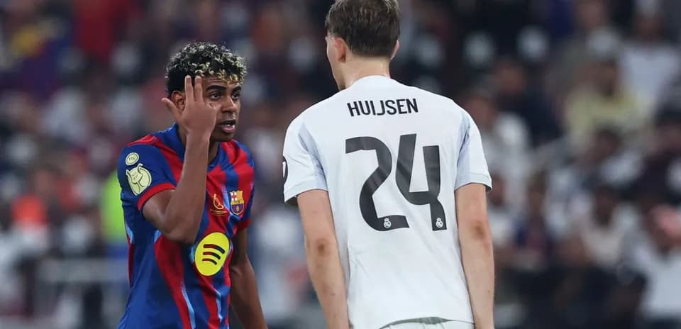 Jugadores de Barcelona y Real Madrid en acción